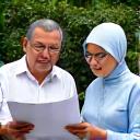 Encik Baki dan Puan Suri sedang membaca dokumen di taman.